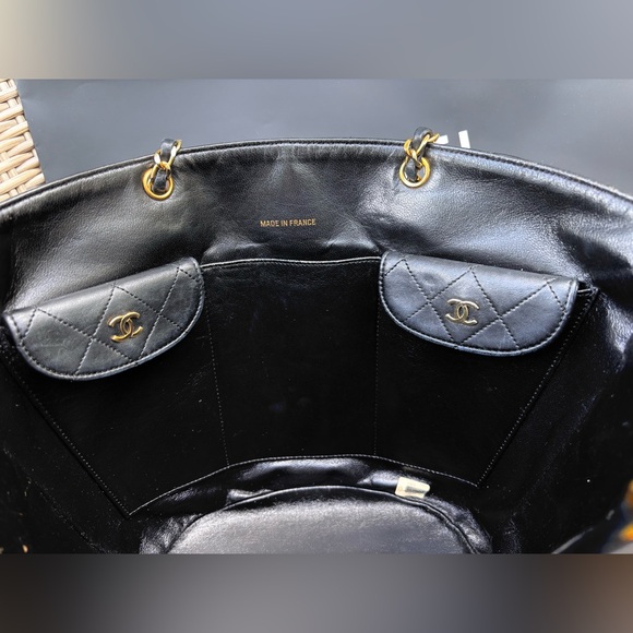 Authentic CHANEL RARE black lambskin quilted double pocket CC chain bucket bag - Picture 10 of 14